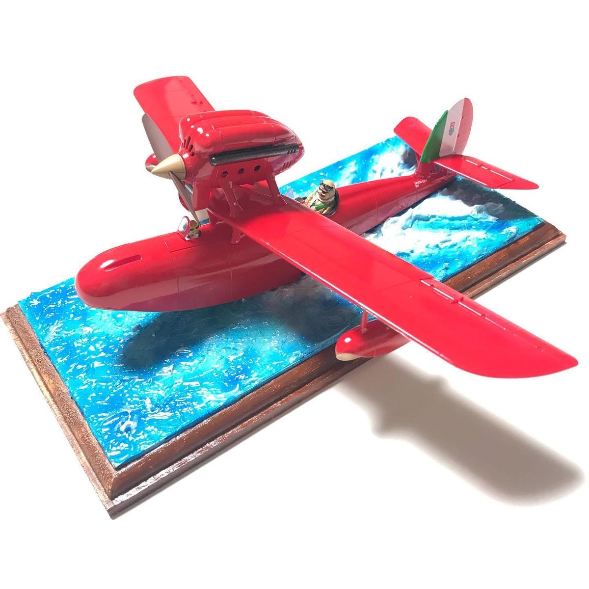 invpe_kk's tweet photo. 過去作。初めて作った飛行機はこれです。台座も調べながら作りました。 https://t.co/2LK6znbJVK