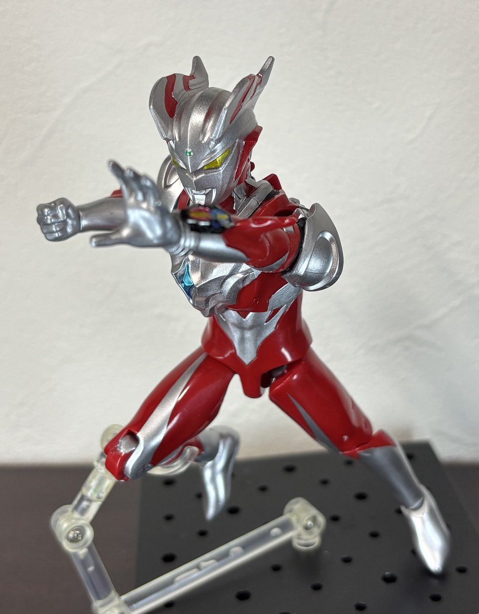 troru's tweet photo. UAF コスモライズゼロ
頭部をソフビと交換して部分塗装しました
元の頭部が膨れた感じになってるので、引き締まっていい感じ
ウルサマでの活躍で盛り上がったので一気に作りました https://t.co/iMhNaXmdJL