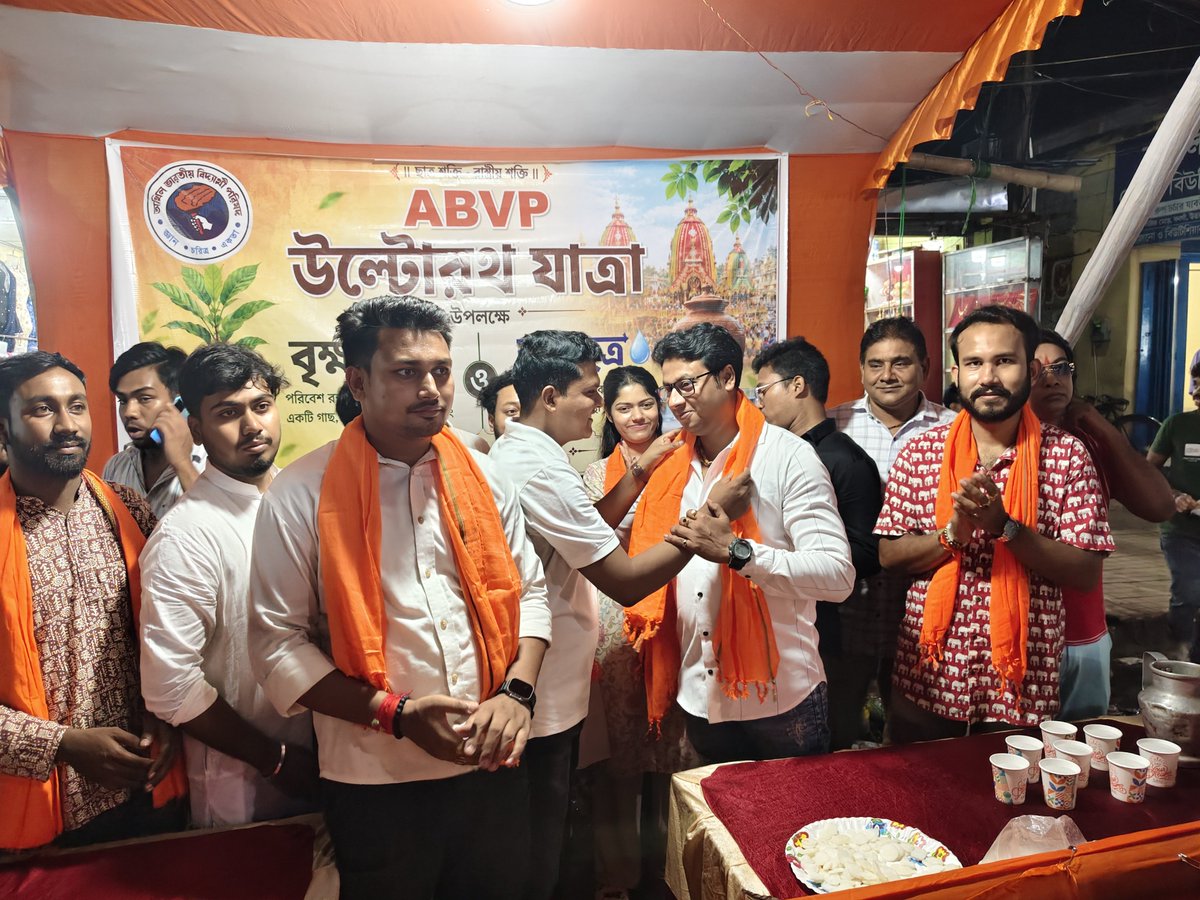 Rajibroybjp's tweet photo. Abvp এর পক্ষ থেকে উল্টো রথযাত্রা উপলক্ষে বনগাঁ বাটারমোড়ে আয়োজিত জলছত্র ও বৃক্ষদান কর্মসূচি
জয় জগন্নাথ 🙏
@BJP4Bengal @Amitava_BJP @SuvenduWB @SamikBJP @Shantanu_bjp @Debdas4Bjp @IndranilKhan https://t.co/fZR78Q3fu2