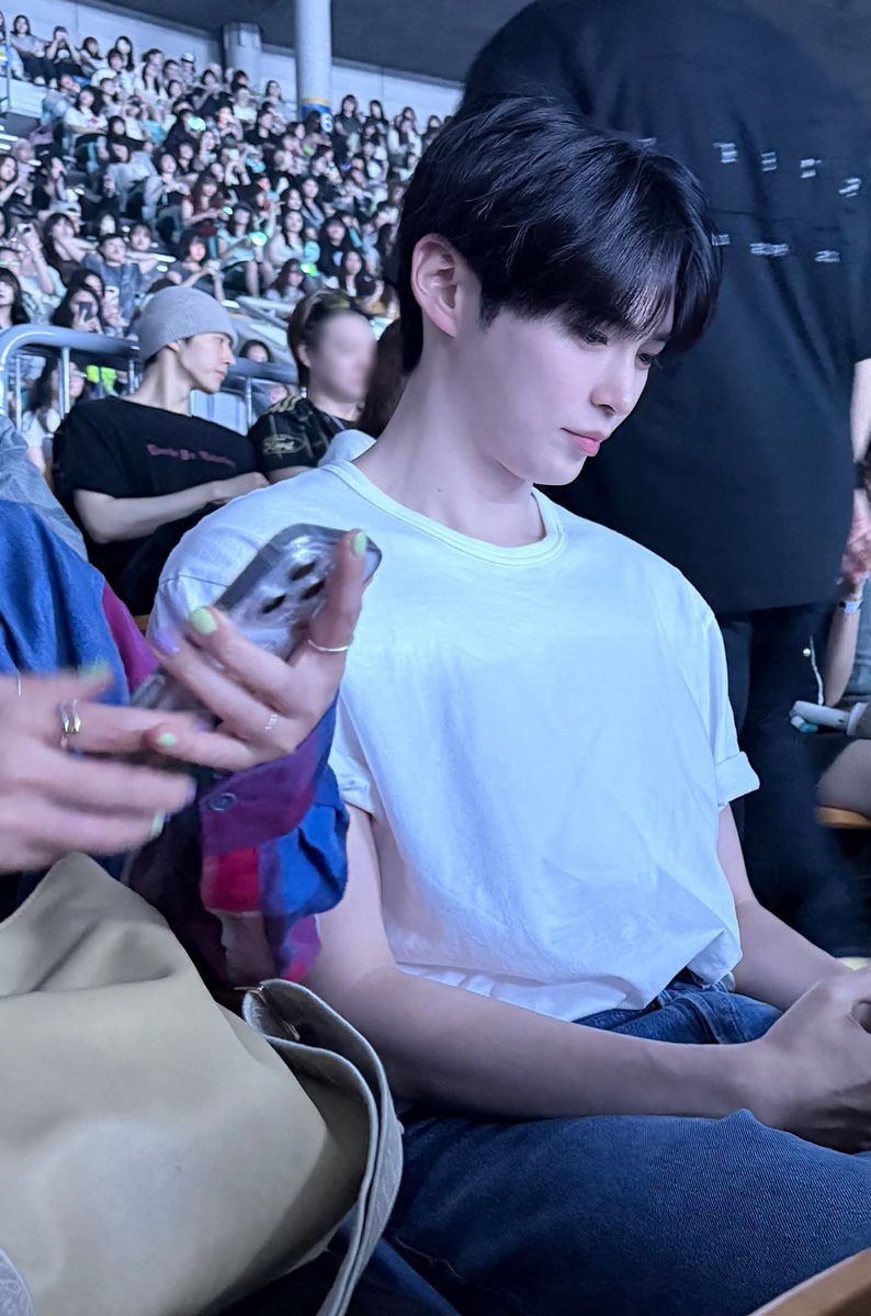 shbin_code's tweet photo. i just keep finding new stuff of hanbin at bnd concert and it’s insane how good looking he is… 
#SUNGHANBIN #성한빈 

🔗 https://t.co/H8HfQEI73I https://t.co/jiEmyiIXV5