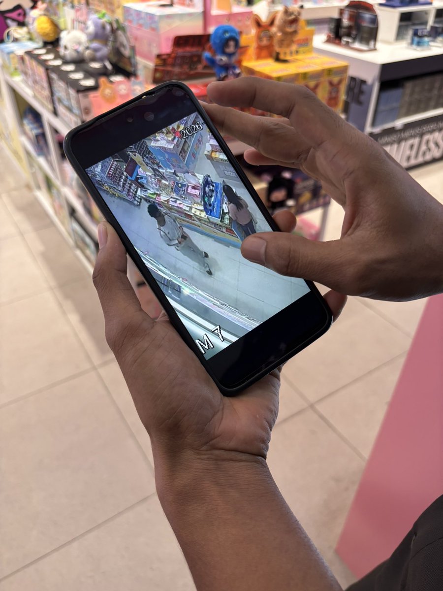 psychollogay's tweet photo. pernah gasih lu dituduh MALING sampe DIPAKSA ke gudangnya di MINISO galaxy mall DUA KALI. Aku ulangi yah DUA KALI di hari yang berbeda dengan KASUS YANG SAMA. Kasusnya itu tanggal 3 Juli, sedangkan gwe baru di sby 10 juli loh y😹😹Emg sih orangnya mirip, tapi langsung maksa ke gudang tanpa penjelasan? wkwkwkw. Btw i heard this happened before with some people too, berarti emg ga berbenah yah?😅😅🤭 @MinisoIndonesia