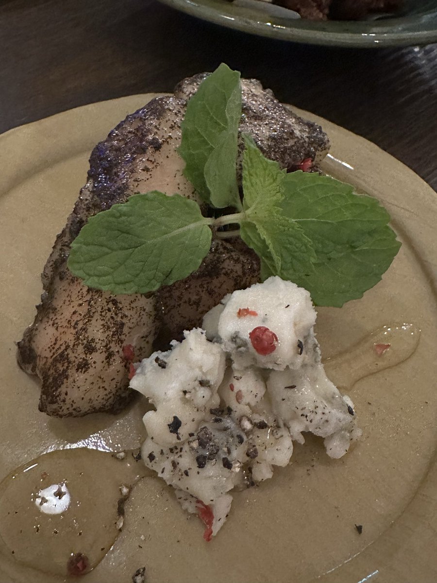 wticket60's tweet photo. 桃のアールグレイに合わせて、亀泉CEL24を。これは、本当は一杯目の伊根満開と合わせたかったアテでした。😅
最後の美和桜もフルーティーな良い日本酒頂きました。
帰りは乗り過ごさないように気をつけないとね！😓 https://t.co/hnuo33PT1X