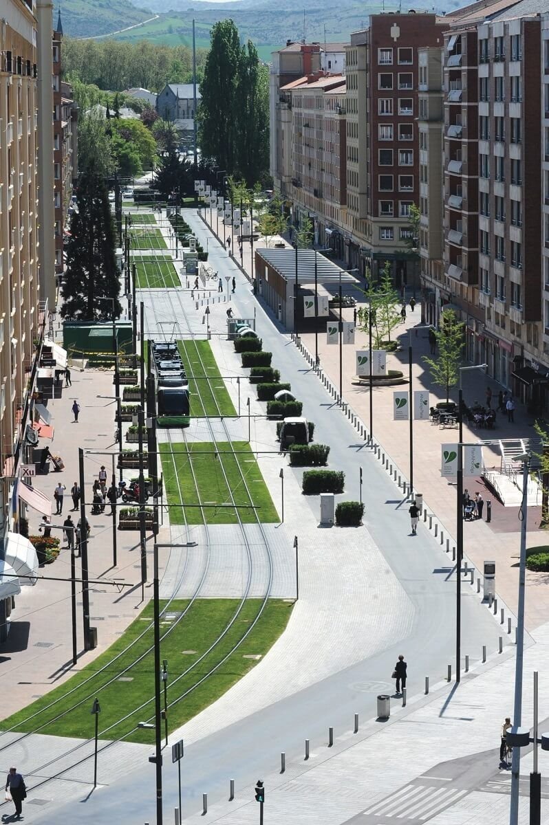 davidlois_uned's tweet photo. Evaporación de tráfico en Vitoria-Gasteiz: cambió de un día para otro toda su red de autobuses, multiplicó por 2,5 el coste de los parquímetros y creció el uso de transporte público un 80%. https://t.co/epxEoToZjo https://t.co/ulNrXkuKiP