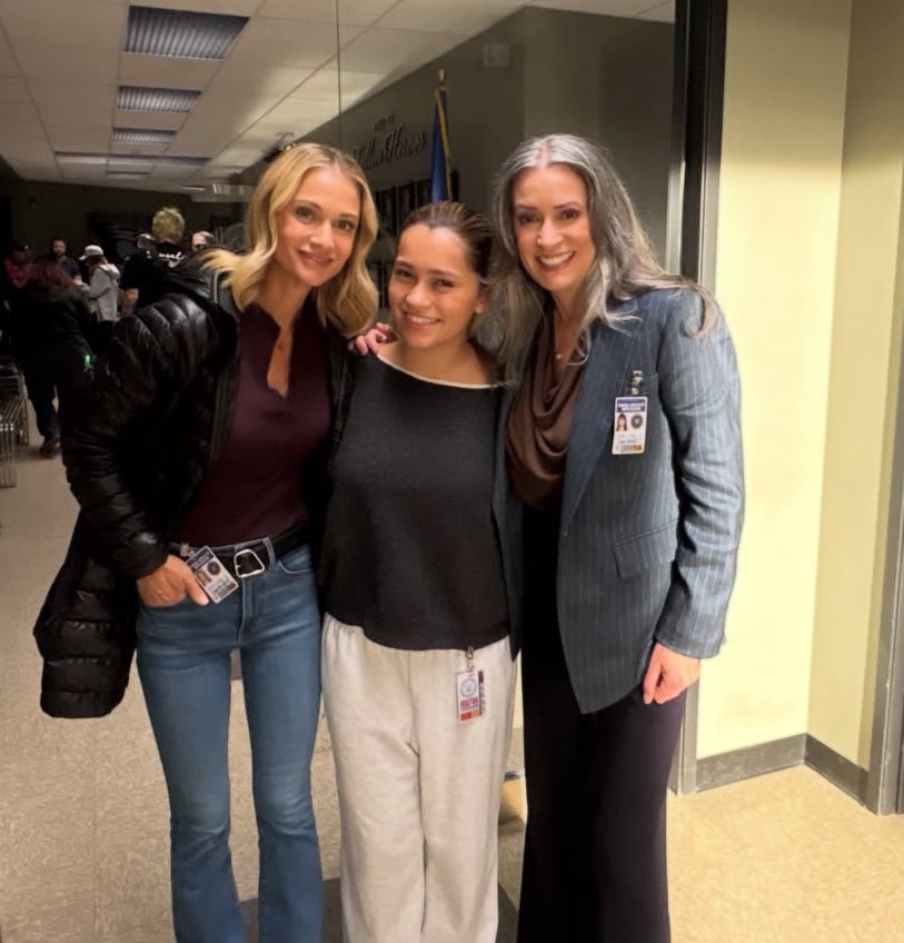 jemilyys's tweet photo. JEMILY AND THEIR ADOPTED DAUGHTER OMGGGGGG https://t.co/zKEt8fzMzi