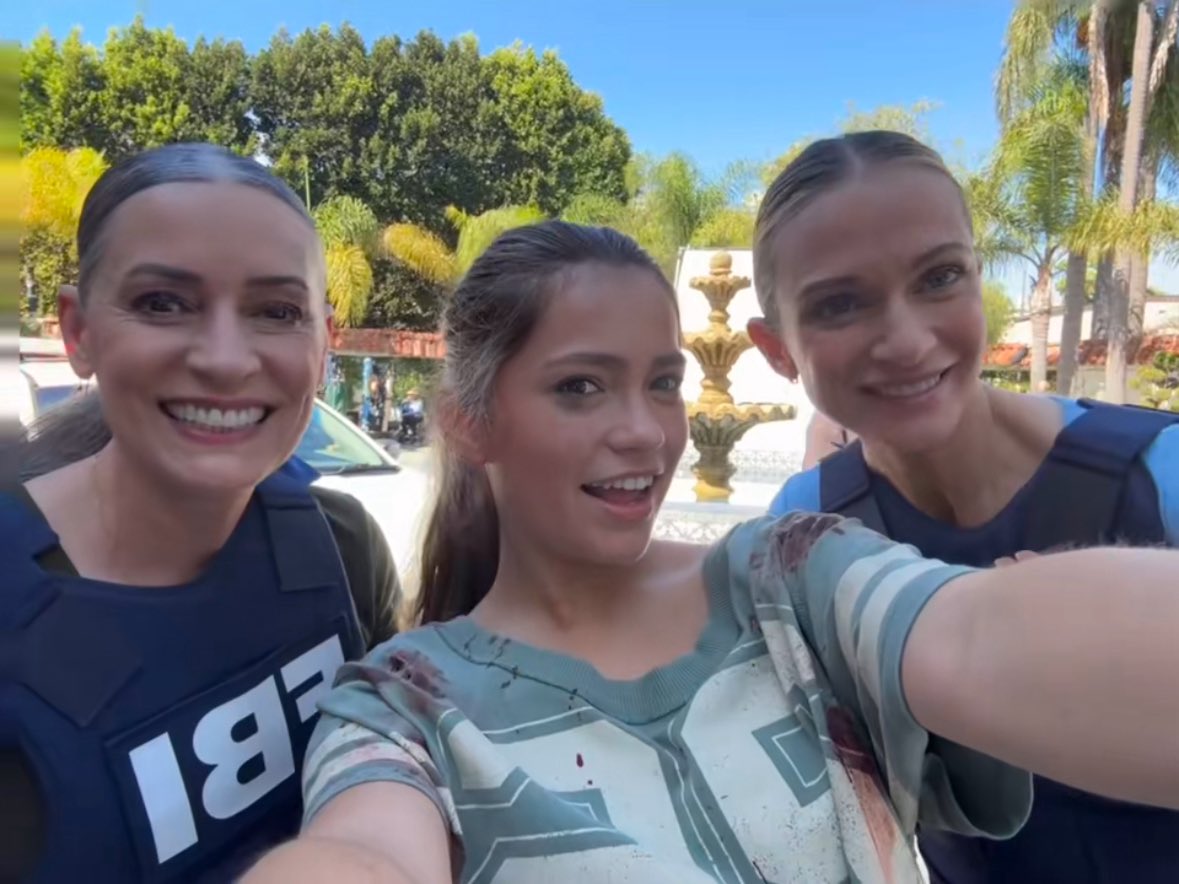 jemilyys's tweet photo. JEMILY AND THEIR ADOPTED DAUGHTER OMGGGGGG https://t.co/zKEt8fzMzi