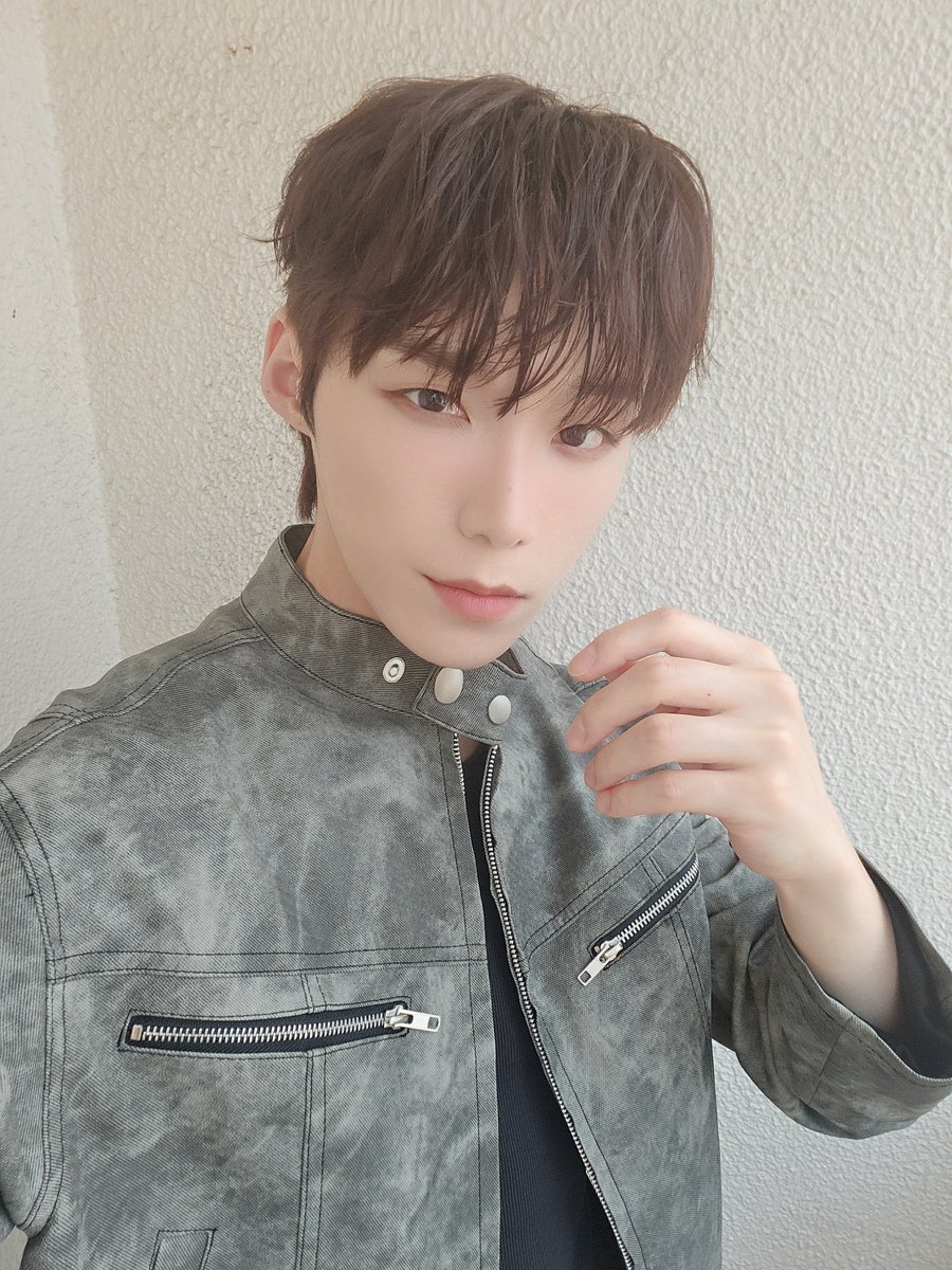 82_whynot's tweet photo. [📷]
안녕하세요, 와이낫의 준형입니다!
오늘 첫 공연이 무사히 끝났습니다!
오랜만에 새로운 모습으로 찾아왔는데 여러분 덕분에 재밌게 끝난 것 같습니다!
앞으로도 멋있는 모습 많이 보여드릴 테니 많은 관심과 기대 부탁드립니다!
사랑해요!! 🐺💜

#WHYNOT #와이낫 #JUNHYEONG #준형 https://t.co/Fs7B8KBLBq
