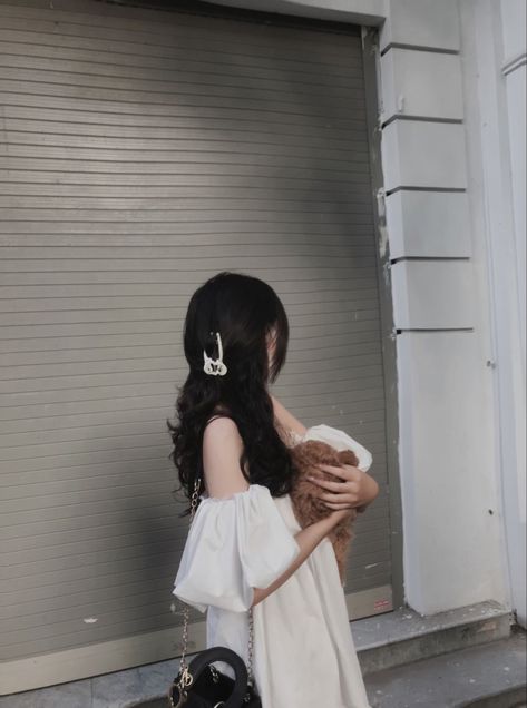 edgarprotector's tweet photo. Soft vibes all around a white dress, a cuddly teddy, and daydreams that fit in a single frame
BWUj https://t.co/cS4Z7gOnjR