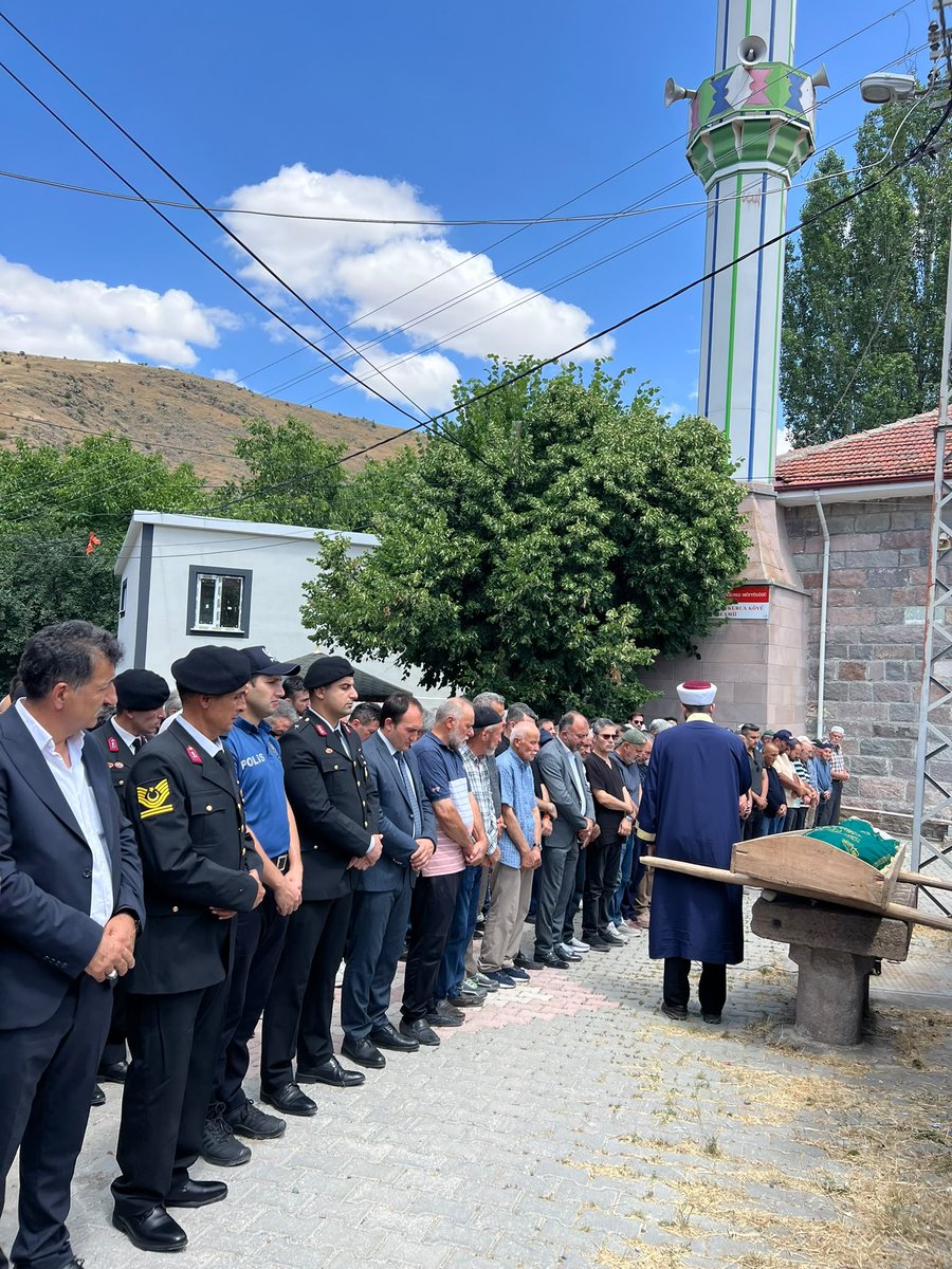 AbdulhalukLonga's tweet photo. Şehidimiz Şahin AKKAYA’nın vefat eden babası Yusuf AKKAYA’nın cenaze törenine katılım sağladık.

Şehidimizin kıymetli babasına Allah’tan rahmet; başta ailesi olmak üzere tüm yakınlarına sabır ve başsağlığı dilerim. https://t.co/x9f2d9BxOY