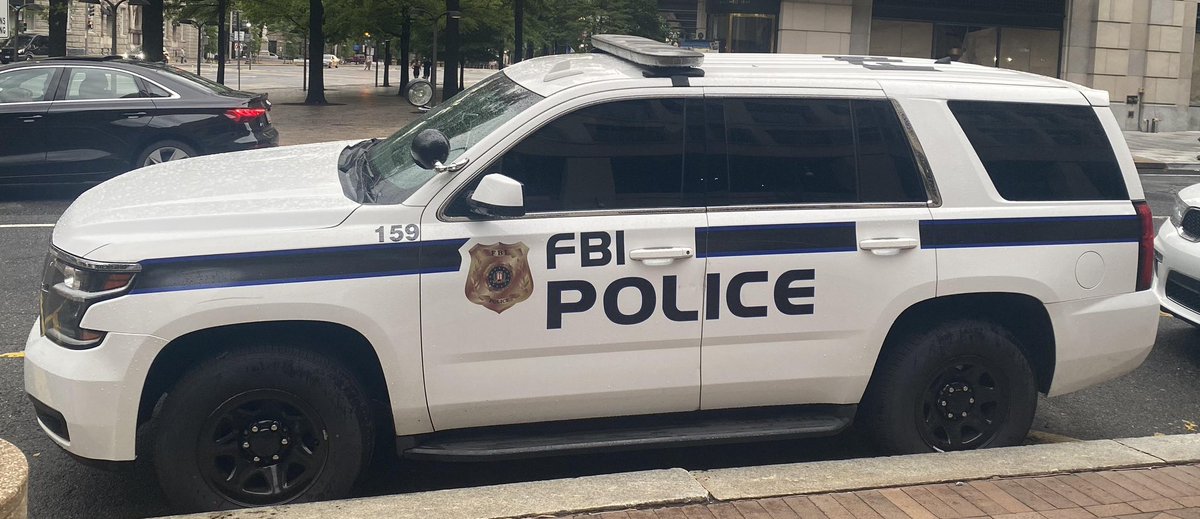 RHRDC2028's tweet photo. Le FBI enquêterait sur la Mahoro Peace Association pour ses liens présumés avec Twirwaneho et le Rwanda

Après les récentes sanctions des Nations unies visant notamment le dirigeant de Twirwaneho Sematama Charles, Corneille Nangaa et d’autres personnalités, l’attention se tournerait désormais vers la Mahoro Peace Association, une organisation basée aux États-Unis représentant des membres de la communauté banyamulenge.

Selon plusieurs allégations, le FBI mènerait une enquête sur l’association en raison de ses liens présumés avec le groupe armé Twirwaneho et le Rwanda. D’après ces allégations, l’organisation collecterait chaque mois des contributions financières de ses membres, pour un montant estimé entre 1 et 5 millions de dollars américains.

Il est également allégué qu’une partie de ces fonds serait transférée au Rwanda, avant d’être utilisée, en partie, pour l’achat d’armes destinées à soutenir les combattants de Twirwaneho opérant dans la région de Minembwe, dans l’est de la République démocratique du Congo.

Si ces accusations étaient confirmées, elles pourraient avoir d’importantes conséquences juridiques pour les dirigeants de la Mahoro Peace Association.

Les mêmes allégations soutiennent que la Mahoro Peace Association aurait été fondée avec le soutien du Rwanda.