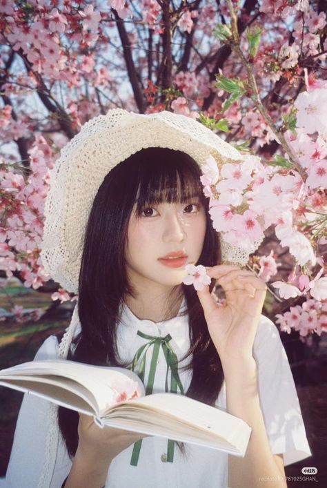 danielnicolasbu's tweet photo. Spring is here cherry blossoms, a wide-brim hat, and a book in hand
aiFw https://t.co/iWpcGrBBAb