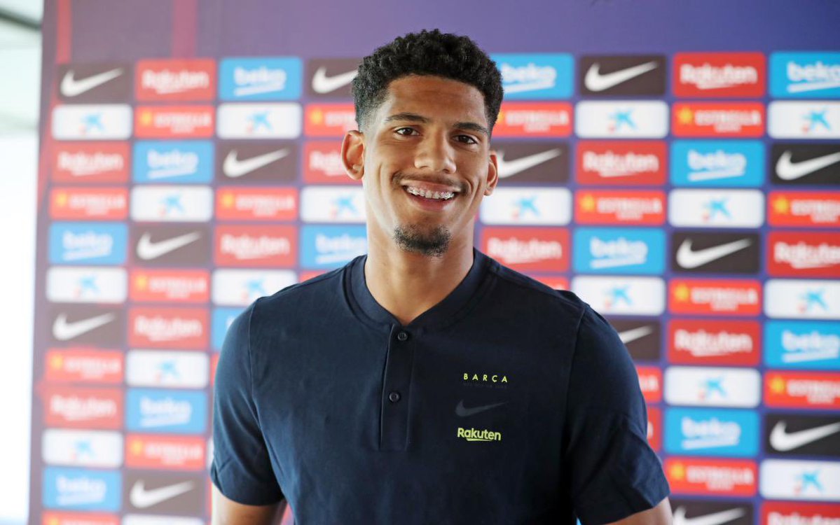 BarcaInsight_ID's tweet photo. 🚨FC Barcelona tidak berencana memperkuat lini belakang tengah musim panas ini kecuali Ronald Araújo pergi. Saat itu, prioritas akan menjadi mendatangkan bek berpengalaman dengan pengalaman di level tertinggi, sebaiknya yang kidal. 

📝 : [@diarioas] https://t.co/HFqHYae1Xi