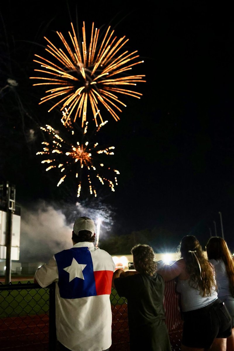FrontierWaste's tweet photo. Reliving the fun from the The City of Cleveland’s Stars &amp; Stripes Celebration! 🎆🤩🇺🇸 We always enjoy being part of community events and celebrating alongside the residents we serve. https://t.co/sOUWzUUIcn
