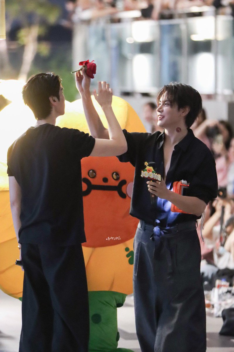 Xgenny777's tweet photo. You give Joong flowers and the first person he thinks of giving them to is Dunk 🥹

JOONGDUNK JAIDEE FS26
#งานมหกรรมนิยายนานาชาติ2026xJoongDunk https://t.co/jq3y3HOQHr