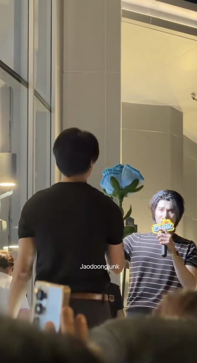 Xgenny777's tweet photo. You give Joong flowers and the first person he thinks of giving them to is Dunk 🥹

JOONGDUNK JAIDEE FS26
#งานมหกรรมนิยายนานาชาติ2026xJoongDunk https://t.co/jq3y3HOQHr