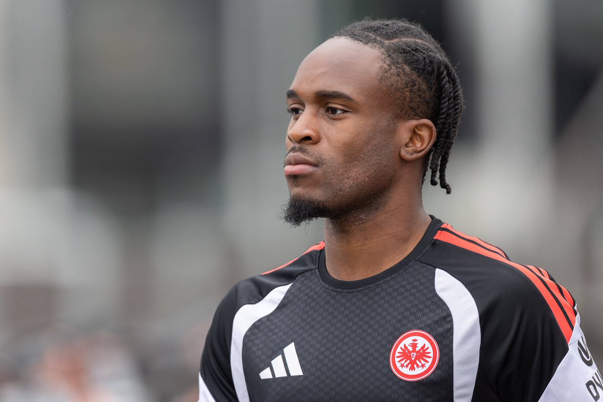 Plettigoal's tweet photo. 🚨🆕 Eintracht Frankfurt are currently demanding up to €8 million for Noel Futkeu.

The 23 y/o striker can and is expected to leave the club following his return from his loan spell at Fürth. The decision has already been made. There are no offers on the table yet.

19 goals and five assists in the 2. Bundesliga last season. 

@SkySportDE 🇩🇪🇨🇲