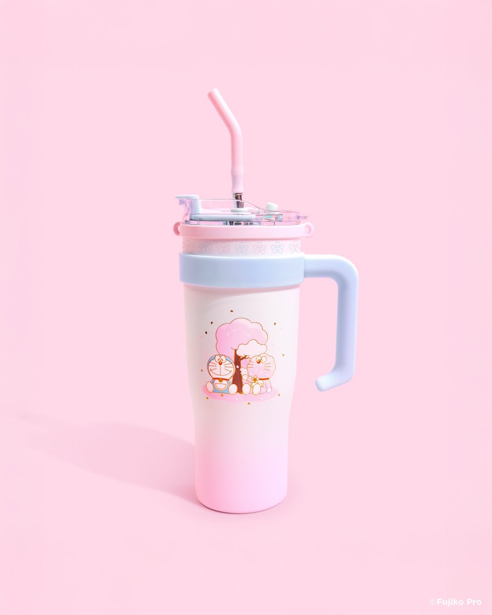 doraemon100_jp's tweet photo. 【「桜フェスタ」一部商品 発売延期のお知らせ】

平素より「100％ドラえもん＆フレンズ in 東京」を
ご愛顧いただき、誠にありがとうございます。

輸送遅延の影響により、
8月1日（土）より発売を予定しておりました
下記商品の発売を延期させていただくこととなりました。

【対象商品】
・タンブラー
・セラミックプレート（二種セット）
・しょうゆ皿セット

発売日は8月8日（土）を予定しております。

発売を楽しみにお待ちいただいていた皆様には、
多大なるご迷惑とご心配をおかけしますことを、
心よりお詫び申し上げます。

今後も皆様にお楽しみいただけるよう
努めてまいりますので、引き続き
「100％ドラえもん＆フレンズ in 東京」を
よろしくお願いいたします。