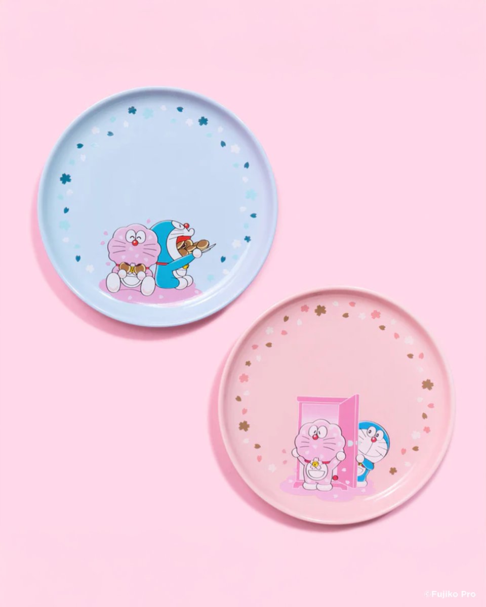 doraemon100_jp's tweet photo. 【「桜フェスタ」一部商品 発売延期のお知らせ】

平素より「100％ドラえもん＆フレンズ in 東京」を
ご愛顧いただき、誠にありがとうございます。

輸送遅延の影響により、
8月1日（土）より発売を予定しておりました
下記商品の発売を延期させていただくこととなりました。

【対象商品】
・タンブラー
・セラミックプレート（二種セット）
・しょうゆ皿セット

発売日は8月8日（土）を予定しております。

発売を楽しみにお待ちいただいていた皆様には、
多大なるご迷惑とご心配をおかけしますことを、
心よりお詫び申し上げます。

今後も皆様にお楽しみいただけるよう
努めてまいりますので、引き続き
「100％ドラえもん＆フレンズ in 東京」を
よろしくお願いいたします。