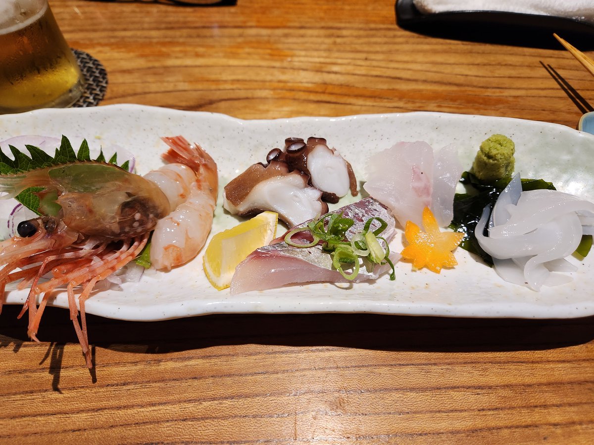 super6baccarat's tweet photo. 外歩いてて涼しいのよ、大阪の暑さ何？笑
刺身も美味しいけど小海老の唐揚げめっちゃくちゃ美味しかった！
たこ焼きは食べてません https://t.co/0qZSiNS06F
