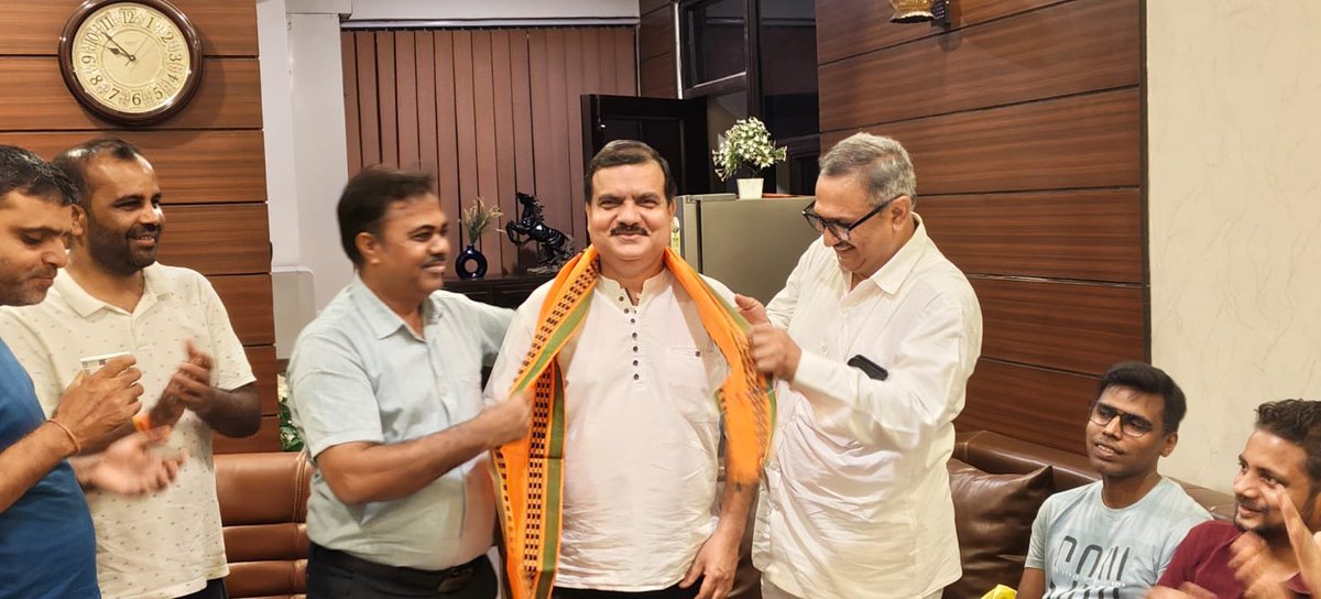 astrodeepakdube's tweet photo. ग्रेटर नोएडा वेस्ट की हाई राइज सोसायटियों में घर खरीदना मतलब एक अंतहीन मुसीबतों को दावत देना है, सात वर्ष के निरंतर प्रयास और संघर्ष के बाद अंततः मेरी रजिस्ट्री के साथ ही अपनी सोसाइटी के सभी निवासियों के लिए रजिस्ट्री का रास्ता खुला
 #NandGopalGuptaNandi #GNIDA https://t.co/r8WWgb02at