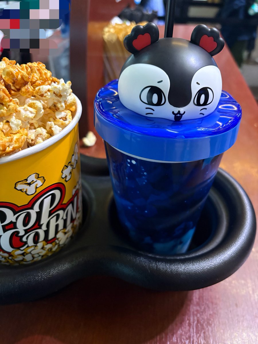 Do_no_0001's tweet photo. 今日は退社後にちいかわ映画！
セイレーンのカップ可愛い
（割と在庫ギリギリっぽかった） https://t.co/8JBMbmmvbt