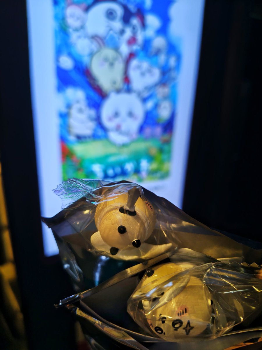 ayxko's tweet photo. ちいかわ見てきたーー‼️
最っ高の映像化！変な改変とかなくてまじ神✨️時間の都合か無かったシーンもあったけど、ほんと忠実で、見たかったのはコレですー！って感じ🥰勝利後の宴での演出素晴らしかった…🌱🌱
セイレーンちゃんぎゃんかわ🥰泣いてる声つらい😢
特典は友達も私もラッコ先生だった！ https://t.co/5HiF7t1Zbq