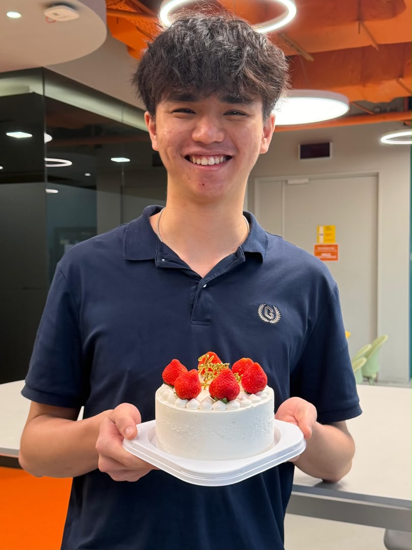 Declarators_'s tweet photo. A hat-trick of birthday celebrations over the past two days! 

Happy Birthday to Tze Lok from our Logistics Team! 

Thank you so much for working on your birthday!

#Declarators #Logistics #DeclaratorsCulture #BirthdayCelebration https://t.co/bEYi9qyUXN