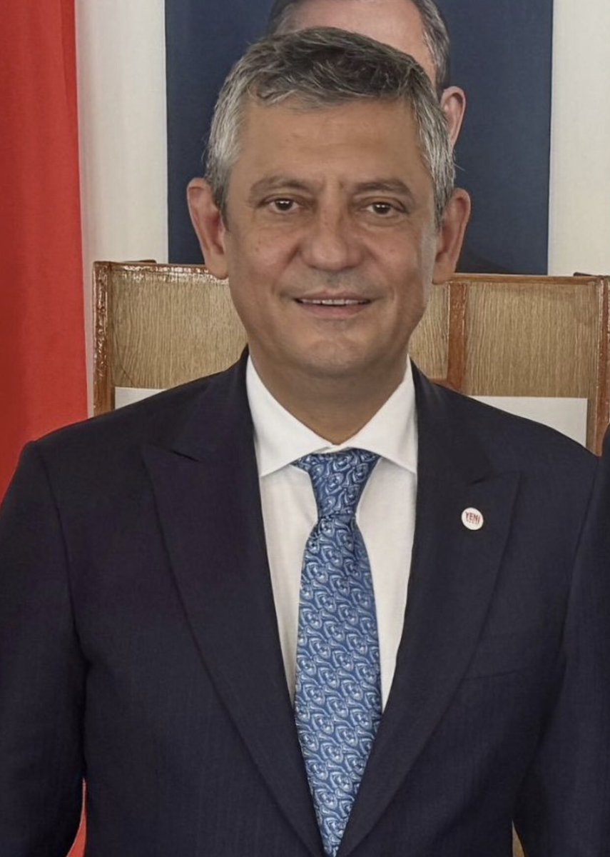 TC_MKemal's tweet photo. Özgür Özel YENİ Parti rozetini taktı.

Bu rozeti takmak isteyen kimler varız? https://t.co/loynmBuKv6