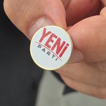 TC_MKemal's tweet photo. Özgür Özel YENİ Parti rozetini taktı.

Bu rozeti takmak isteyen kimler varız? https://t.co/loynmBuKv6