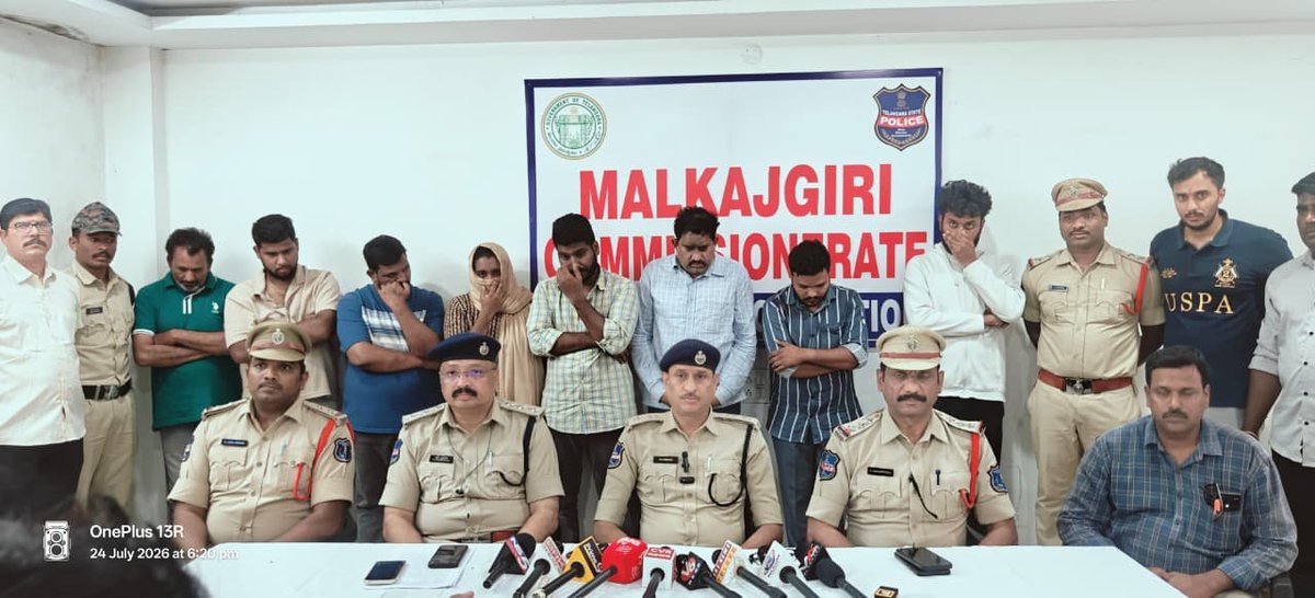 MalkajgiriCop's tweet photo. నకిలీ పత్రాలతో గృహ రుణాల మోసం – కీసర పోలీసుల ఛేదన

నకిలీ స్థిరాస్తి పత్రాలతో వివిధ బ్యాంకులు, హౌసింగ్ ఫైనాన్స్ సంస్థలను మోసం చేసి రూ.4.11 కోట్ల గృహ రుణాలు పొందిన కేసులో 8 మంది నిందితులను కీసర పోలీసులు అరెస్ట్ చేశారు. నకిలీ డాక్యుమెంట్లు, మొబైల్ ఫోన్లు, బ్యాంకు రికార్డులు సహా కీలక ఆధారాలను స్వాధీనం చేసుకున్నారు. మిగిలిన నిందితుల కోసం దర్యాప్తు కొనసాగుతోంది.

#MalkajgiriPoliceCommisionerate #SumathiIPS #KeesaraPolice #HomeLoanFraud #PropertyFraud