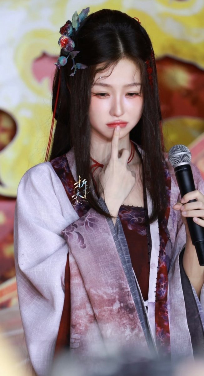 esthernyaa's tweet photo. Sebelum lihat style He pan buat drama love in the shell waktu itu kupikir bakalan kayak yang kanan, biru-biru laut estetik banyak pernak pernik cantik. Tapi pas lihat style yang kanan, aku ngerasa yang kiri jadi polos/biasa aja. Style Xinxin yang sekarang beneran secocok itu, ga ada yang ngembarin. Karakter He Pan yang manipulatif jadi makin hidup. Semoga sampai akhir bakalan bagus trs