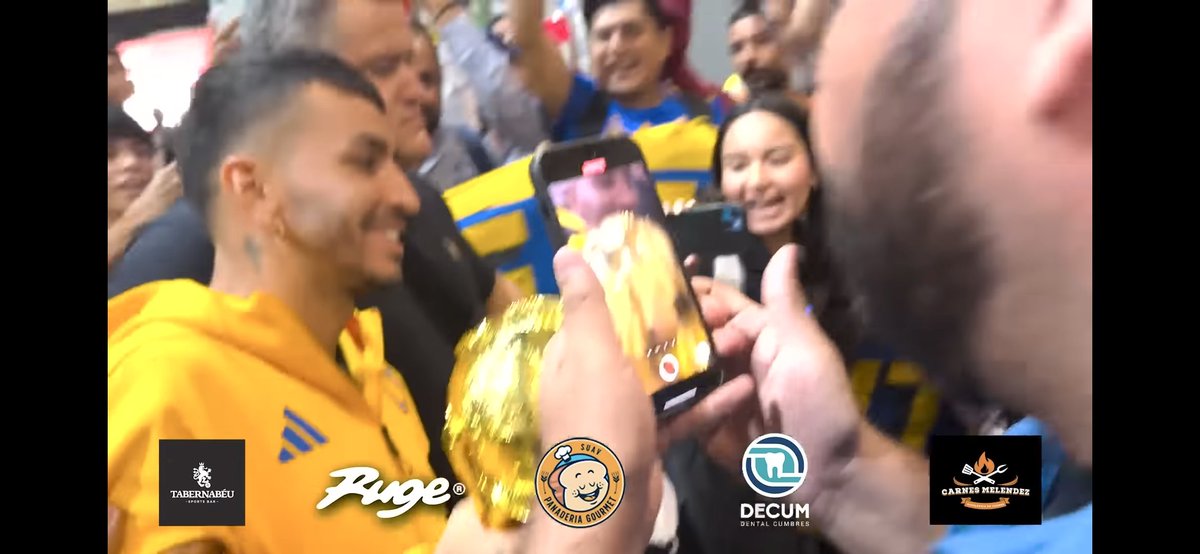 Mundo_Albiazul's tweet photo. Si te sientes mal un día, recuerda que @edutorresr fue a recibir a anHIELITO Correa al aeropuerto a darle una replica de la Copa del Mundo al jugador que les hizo perder 2 finales contra el Toluca y que el día de hoy esté jugador Pecho Frío es de River Plate https://t.co/TfG5rWuLyf