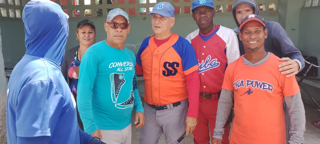 Miraisy71's tweet photo. En la tarde de  ayer la selecion  de Béisbol del @hpsscc  juega en  dos equipos uno de medicos y otro de trabajadores veteranos , victoria  para los veteranos, ganó el deporte .
Seguimos celebrando  las cuatro décadas de nuestra institución.
Felicidades y éxitos mis peloteros ⚾ https://t.co/Yx5hEEXLLJ