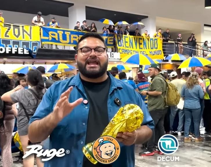 Mundo_Albiazul's tweet photo. Si te sientes mal un día, recuerda que @edutorresr fue a recibir a anHIELITO Correa al aeropuerto a darle una replica de la Copa del Mundo al jugador que les hizo perder 2 finales contra el Toluca y que el día de hoy esté jugador Pecho Frío es de River Plate https://t.co/TfG5rWuLyf