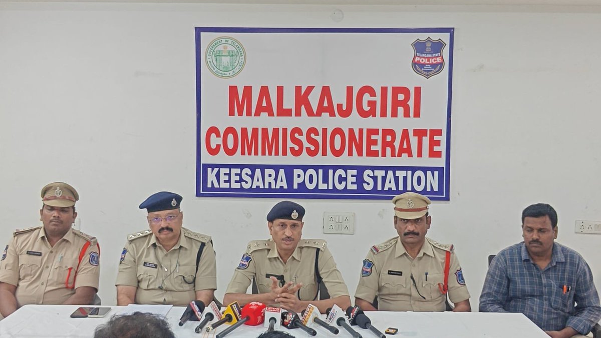 MalkajgiriCop's tweet photo. నకిలీ పత్రాలతో గృహ రుణాల మోసం – కీసర పోలీసుల ఛేదన

నకిలీ స్థిరాస్తి పత్రాలతో వివిధ బ్యాంకులు, హౌసింగ్ ఫైనాన్స్ సంస్థలను మోసం చేసి రూ.4.11 కోట్ల గృహ రుణాలు పొందిన కేసులో 8 మంది నిందితులను కీసర పోలీసులు అరెస్ట్ చేశారు. నకిలీ డాక్యుమెంట్లు, మొబైల్ ఫోన్లు, బ్యాంకు రికార్డులు సహా కీలక ఆధారాలను స్వాధీనం చేసుకున్నారు. మిగిలిన నిందితుల కోసం దర్యాప్తు కొనసాగుతోంది.

#MalkajgiriPoliceCommisionerate #SumathiIPS #KeesaraPolice #HomeLoanFraud #PropertyFraud