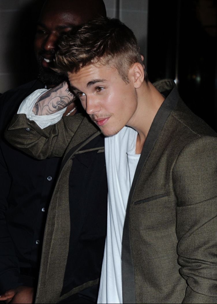 biebszcore's tweet photo. hay un justin bieber por allá del 2014 que estoy negada a soltar https://t.co/iMjFzzxRzx