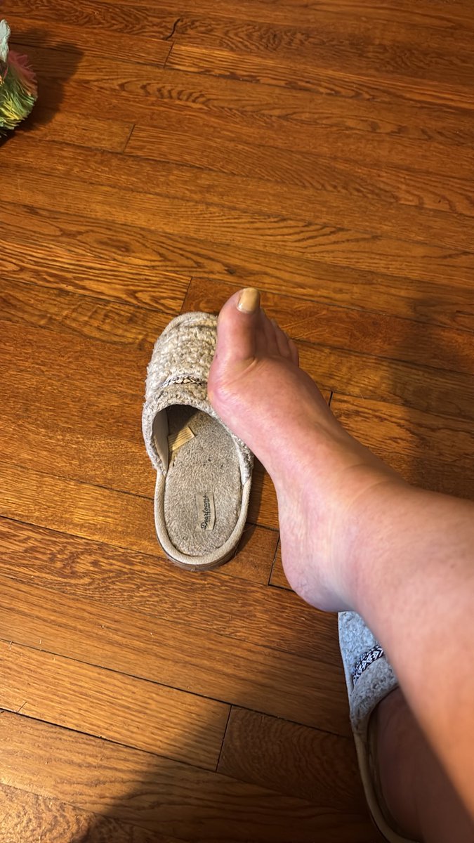 wytchl8's tweet photo. Taking requests -what color should I do next #footfetısh #feetworshi̇p #paypig #request https://t.co/KlSYeDs3C6
