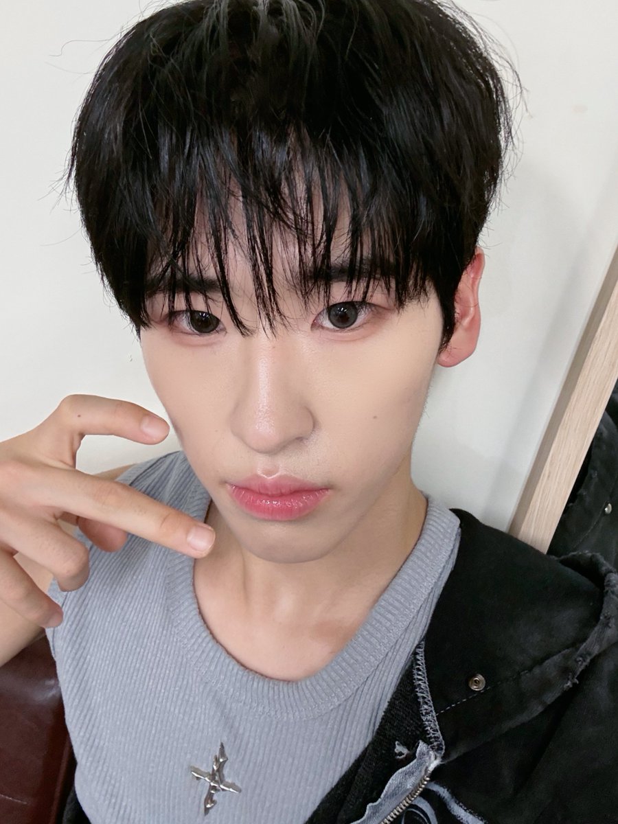 82_whynot's tweet photo. [📷]
안녕하세요 와이낫의 막내 로훈입니다🐰💙
첫 공연이라 많이 떨리고 걱정도 많았는데
다들 재밌게 즐겨주셔서 정말 감사합니다!
응원해주신 만큼 앞으로 더 성장하는 모습 보여드리겠습니다!
앞으로도 잘 부탁드리고 사랑합니다🥰

#WHYNOT #와이낫 #ROHOON #로훈 https://t.co/JBApYUv5Yz