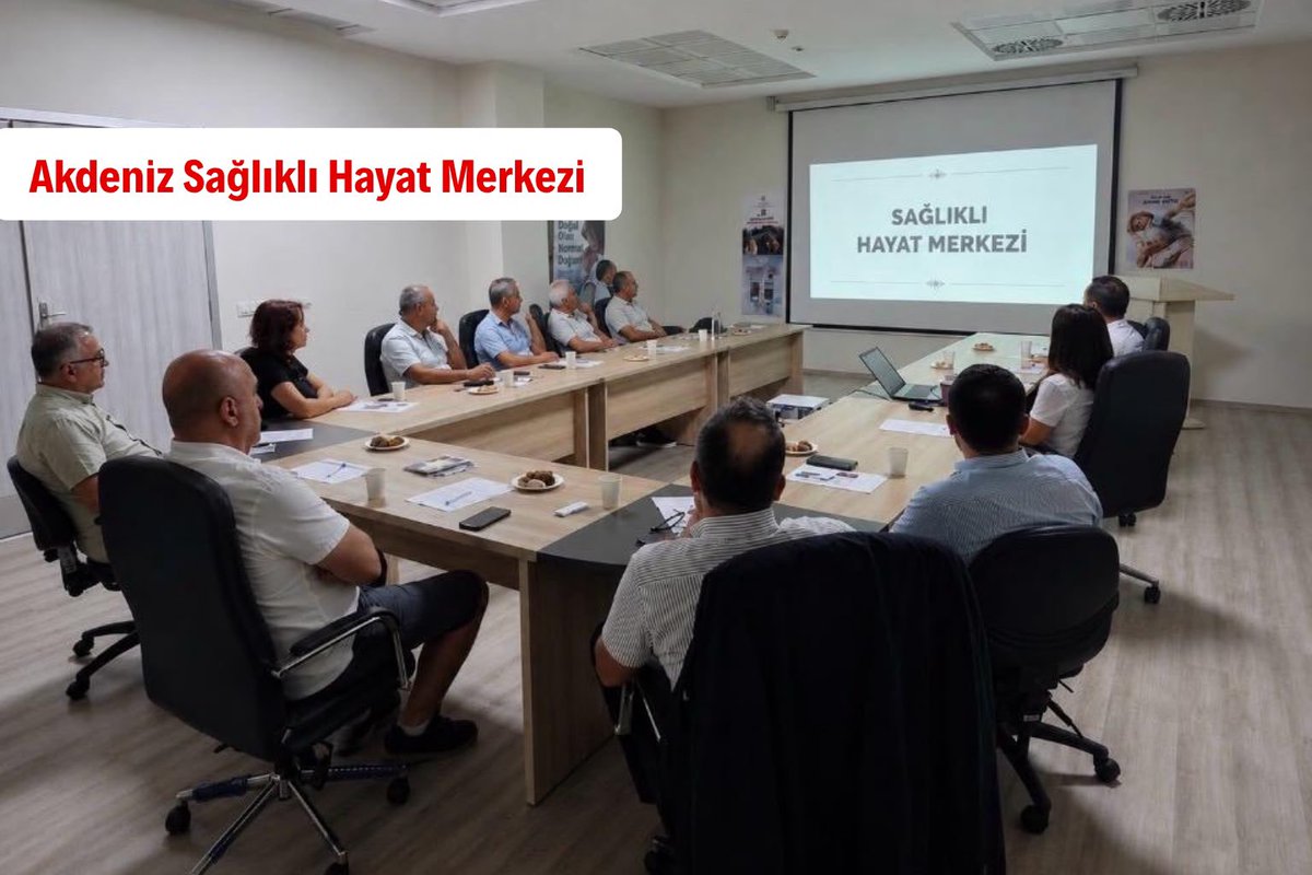 mersin_ism's tweet photo. İl Sağlık Müdürlüğümüz tarafından, birinci basamak sağlık hizmetlerini güçlendirmek ve Aile Sağlığı Merkezleri (ASM) ile Sağlıklı Hayat Merkezleri (SHM) arasındaki koordinasyonu artırmak amacıyla "ASM - SHM Buluşmaları" yapıldı.

Sağlık Bakanlığı’nın "Koruyan, Geliştiren ve Üreten Sağlık Modeli" doğrultusunda yapılan buluşmalarda; aile hekimleri, aile sağlığı çalışanları ve SHM çalışanları bir araya geldi.

Yapılan programlar kapsamında; beslenme ve diyetetik, psiko-sosyal destek, fizyoterapi, çocuk gelişimi ve bağımlılıkla mücadele gibi SHM hizmetlerinin tanıtımı yapılıp, kurumlar arası bilgi ve tecrübe paylaşımı sağlandı.

Vatandaşlarımız, Aile Hekimlerinin yönlendirmesiyle Sağlıklı Hayat Merkezlerimizin sunduğu ücretsiz koruyucu sağlık hizmetlerinden faydalanabilirler.