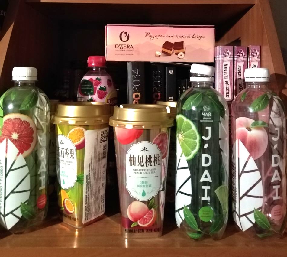 btwavacado's tweet photo. я когда говорю про зависимость от чая я нихуя не шучу. я еще и бутылки коллекционирую. https://t.co/wwaTgtyClI