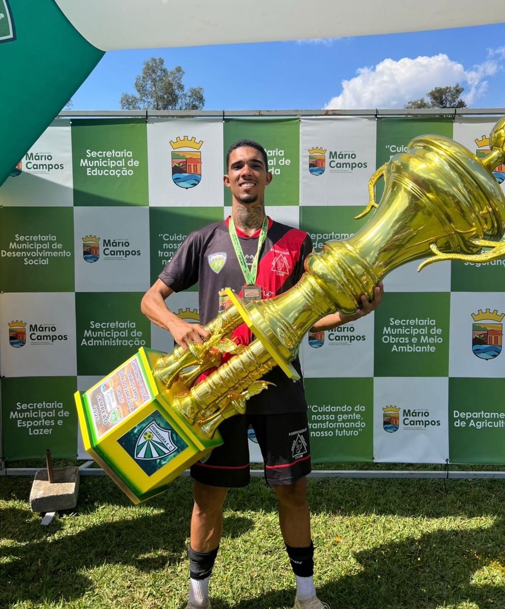 BagrescoreBr's tweet photo. Troféu da Copa do Mundo / troféu de vice-campeão na Várzea https://t.co/h3hd0L2XII