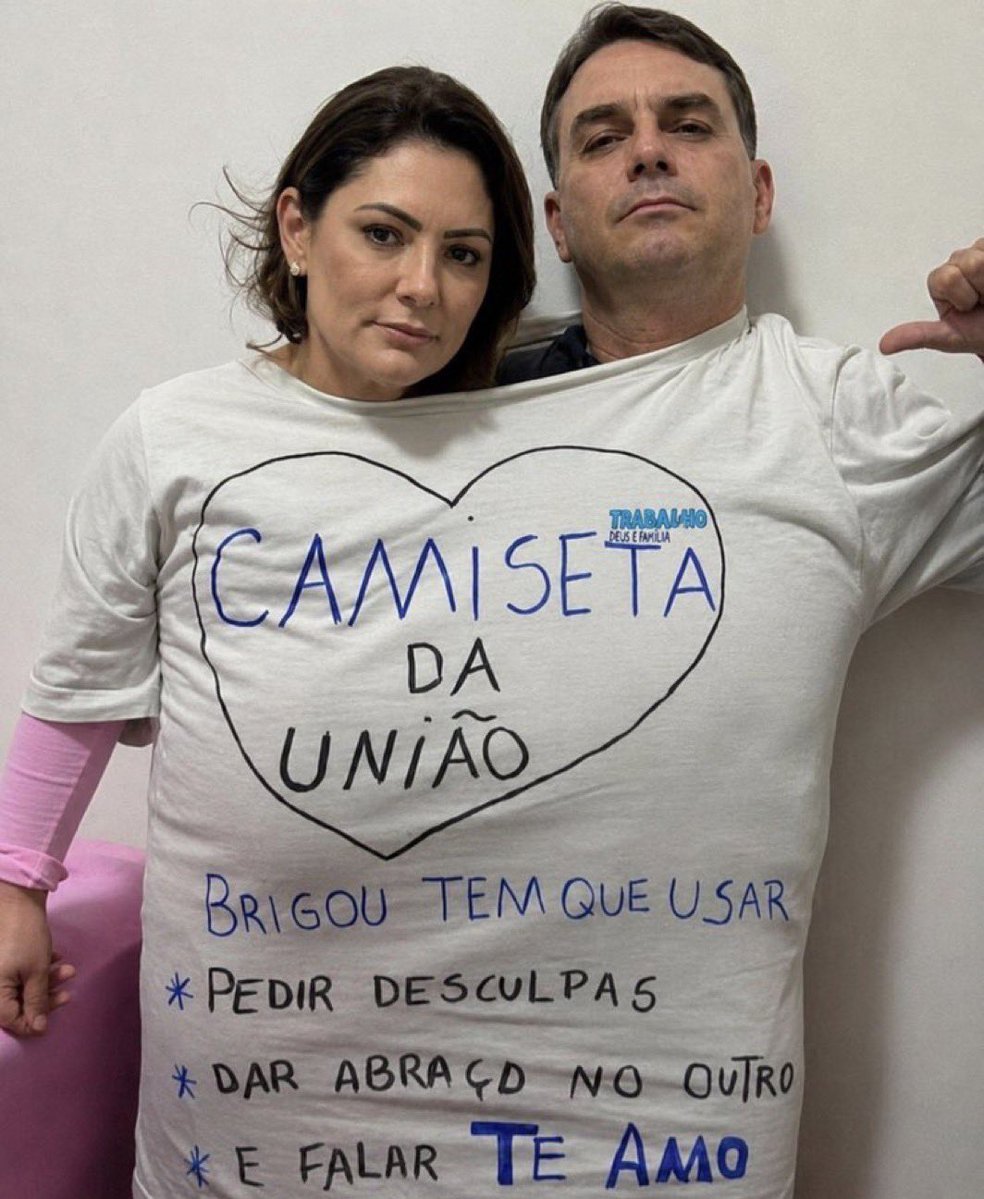 jose_renat40534's tweet photo. Como é unida esta família.. Não desgrudam nem pra limpar a bunda..Os bolsominios não podem ver esta voto, senão vão começar a rezar para um saco sem pelos. https://t.co/C2eWD9Zhnd