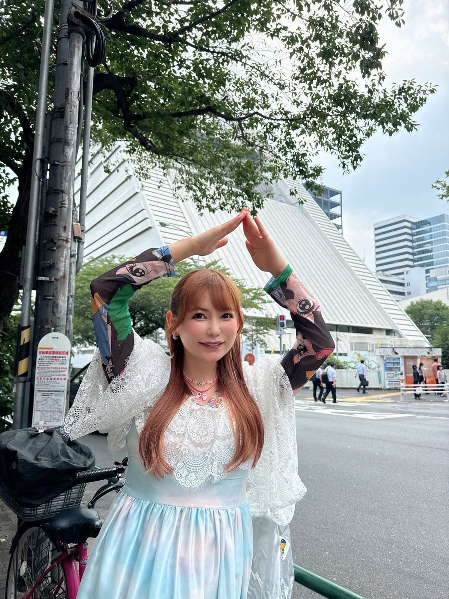 shoko55mmts's tweet photo. 中野サンプラザと
バッカルコーン

ちなみにバッカルコーンのポーズは
山田五郎さんが考えてくれたのよ https://t.co/t9HgpRBNAv