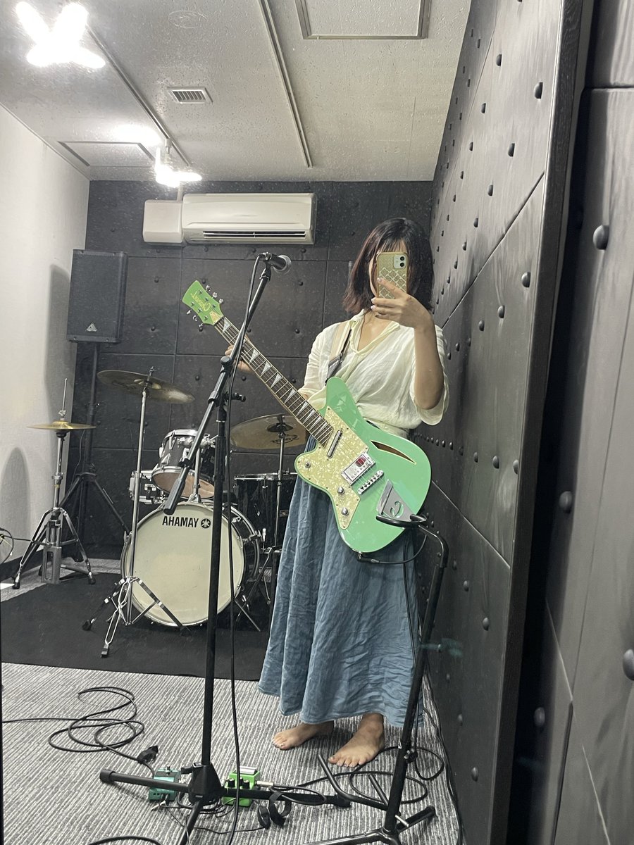 ngshabon's tweet photo. 今日はフジロックにハイスタやアジカンが帰ってきて、MステにZAZENが出た。
大人の音楽、全く落ち着いてなくて最高じゃん。自分の若造ぶりを思い出せてとても励まされた。

今週はいっぱい個人練入ったし、明日は大好きな先輩方の胸を借りながら楽しくライブします！遊びにきてね！

シャボン 18:15〜 https://t.co/v3SVbqBsch