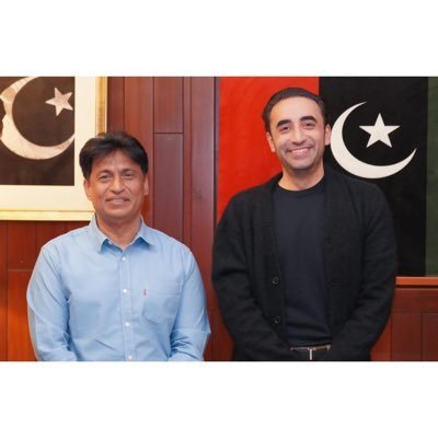 OsmanRThari78's tweet photo. سینیٹ کی قائمہ کمیٹی برائے اختیارات کی منتقلی کا اجلاس، اٹھارویں آئینی ترمیم پر عملدرآمد کا جائزہ، ذیلی کمیٹی قائم
اسلام آباد، 24 جولائی 2026: سینیٹ کی قائمہ کمیٹی برائے اختیارات کی منتقلی (Devolution) کا طلب کردہ اجلاس آج پارلیمنٹ ہاؤس میں منعقد ہوا۔
اجلاس کی صدارت سینیٹر @zamirghumro نے کی، جبکہ اجلاس میں سینیٹر پونجو بھیل اور سینیٹر جان محمد بلیڈی نے بھی شرکت کی۔
اجلاس کے دوران سینیٹر ضمیر حسین گھمرو نے اٹھارویں آئین�� ترمیم پر مکمل عملدرآمد نہ ہونے اور صوبوں کو منتقل کیے گئے وفاقی محکموں کی دوبارہ بحالی پر شدید تحفظات کا اظہار کیا۔ انہوں نے کہا کہ 2 دسمبر 2010 کو جاری پہلے نوٹیفکیشن کے ذریعے پانچ وزارتیں صوبوں کو منتقل کی گئیں، بعد ازاں 15 اپریل 2011 اور 29 جون 2011 کے نوٹیفکیشنز کے تحت مجموعی طور پر 17 وزارتیں، جو مشترکہ اور صوبائی امور سے متعلق تھیں، ��وبوں کے حوالے کر دی گئیں۔
انہوں نے کہا کہ 30 جون 2011 کے بعد انہی صوبائی امور سے متعلق وفاقی وزارتوں کا دوبارہ قیام آئین کی خلاف ورزی ہے۔ ان کے مطابق تعلیم، صحت، قومی غذائی تحفظ، ثقافت و ورثہ، موسمیاتی تبدیلی، سماجی اقدامات، ہاؤسنگ، ای او بی آئی، متروکہ وقف املاک، زکوٰۃ و عشر سمیت دیگر ادارے ایسے شعبوں میں کام کر رہے ہیں جو آئینی طور پر صوبوں کے دائرہ اختیار میں آتے ہیں۔
سینیٹر ضمیر گھمرو نے کہا کہ اگرچہ بتایا گیا کہ یہ وزارتیں صرف اسلام آباد کیپیٹل ٹیریٹری (ICT) اور وفاقی ذمہ داریوں تک محدود ہیں، لیکن حقیقت یہ ہے کہ وفاقی حکومت نے آئین میں درج صرف 9 وفاقی وزارتوں تک م��دود رہنے کے بجائے اپنی وزارتوں کی تعداد بڑھا کر 31 کر دی ہے۔ ان کے مطابق آئینی طور پر وفاقی وزارتوں میں دفاع، خارجہ امور، خزانہ، تجارت، مواصلات، بحری امور، سائنس و ٹیکنالوجی، قانون و انصاف اور پارلیمانی امور شامل ہیں۔
انہوں نے کہا کہ وفاقی حکومت کے اخراجات بڑھ کر 19 ہزار ارب روپے تک پہنچ چکے ہیں، جبکہ ملک کی مجموعی ٹیکس اور نان ٹیکس آمدن تقریباً 20 ہزار ارب روپے ہے۔ ان کے مطابق صرف دفاعی اخراجات موجودہ جنگی حالات کے باعث قابلِ جواز ہیں، جبکہ دیگر وفاقی وزارتوں کے اخراجات ایک ہزار ارب روپے سے زیادہ نہیں ہونے چاہئیں۔ انہوں نے کہا کہ وفاقی اخراجات کو 13 ہزار ارب روپے تک محدود کر کے 5 سے 6 ہزار ارب روپے کی بچت کی جا سکتی ہے، جس سے بیرونی قرضوں کی ضرورت بھی کم ہو گی اور ملک کی مالی خودمختاری مضبوط ہوگی۔
سینیٹر ضمیر گھمرو نے کونسل آف کام�� انٹرسٹس (CCI) کے مستقل سیکریٹریٹ کی غیر مؤثر کارکردگی پر بھی تشویش کا اظہار کرتے ہوئے وفاقی انتظامی ڈھانچے کو آئین کے مطابق ازسرِنو ترتیب دینے پر زور دیا۔
کمیٹی نے سفارش کی کہ 2 دسمبر 2010، 15 اپریل 2011 اور 29 جون 2011 کے نوٹیفکیشنز پر عملدرآمد اور ان کی مبینہ خلاف ورزیوں کا جائزہ لینے کے لیے ایک ذیلی کمیٹی قائم کی جائے۔ سینیٹر ضمیر گھمرو نے کہا کہ صرف ICT کی حد تک کوئی نئی وزارت قائم نہیں کی جا سکتی کیونکہ یہ معاملات پہلے ہی ICT ڈویژن کے دائرہ اختیار میں آتے ہیں۔ انہوں نے کابینہ ڈویژن کو ہدایت کی کہ ایسی وزارتوں کے قیام کو منسوخ کر کے کمیٹی کو رپورٹ پیش کی جائے۔
سینیٹر پونجو بھیل نے کہا کہ کابینہ ڈویژن کو ان وزارتوں کو ختم کرنا چاہیے کیونکہ یہ معاملہ آئینی طور پر پہلے ہی طے ہو چکا ہے۔ سینیٹر جان محمد بلیڈی نے کہا کہ نہ صرف ان وزارتوں کا دوبارہ قیام ختم کیا جائے بلکہ ذیلی کمیٹی کونسل آف کامن انٹرسٹس کو غیر فعال بنانے کے معاملات کا بھی جائزہ لے۔
اجلاس میں اسٹیبلشمنٹ ڈویژن کی جانب سے صوبوں کو منتقل کیے گئے شعبوں میں تقرریوں سے متعلق بریفنگ بھی دی گئی۔ کمیٹی نے ہدایت کی کہ ایسے محکموں میں نئی تقرریوں سے گریز کیا جائے اور آئین کے مطابق صوبوں کا حق مکمل طور پر محفوظ رکھا جائے۔ اسٹیبلشمنٹ ڈویژن کو تمام گریڈز میں ہونے والی تقرریوں کی تفصیلات دو ہفتوں میں فراہم کرنے اور آئینی تقاضوں پر عملدرآمد کی رپورٹ 15 دن میں جمع کرانے کی ہدایت کی گئی۔
کمیٹی نے اٹھارویں ترمیم کے تحت تیل اور گیس کی آمدنی میں صوبوں کے حصے کا بھی جائزہ لیا۔ سینیٹر ضمیر گھمرو نے کہا کہ وفاق اپنا آئینی حصہ تو وصول کر رہا ہے، مگر صوبوں کو ان کے جائز حقوق نہیں مل رہے، جس سے احساسِ محرومی جنم لے رہا ہے۔ انہوں نے متعلقہ اداروں میں صوبوں کی مؤثر نمائندگی کی ضرورت پر بھی زور دیا۔ کمیٹی نے گزشتہ 16 برسوں کے دوران صوبوں کو کی جانے والی تمام ادائیگیوں کی تفصیلات طلب کر لیں۔
اجلاس میں بتایا گیا کہ گزشتہ سال مزارِ قائد کے لیے مختص 46 ارب روپے جاری نہیں کیے گئے بلکہ یہ رقم وزارتِ تعلیم کو منتقل کر دی گئی۔ کمیٹی نے اس پر تشویش کا اظہار کرتے ہوئے مزارِ قائد کی ترقیاتی اور دیکھ بھال سے متعلق ماہانہ پیش رفت رپورٹ طلب کر لی۔
👇