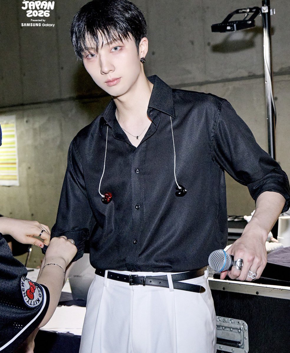 itsjiungduh's tweet photo. more jiung pictures from the kcon japan 2026 ig photodump 💘🫠

this outfit is everything… 🫠 and his gaze… 🫠

260724 https://t.co/FncmHU7IcB