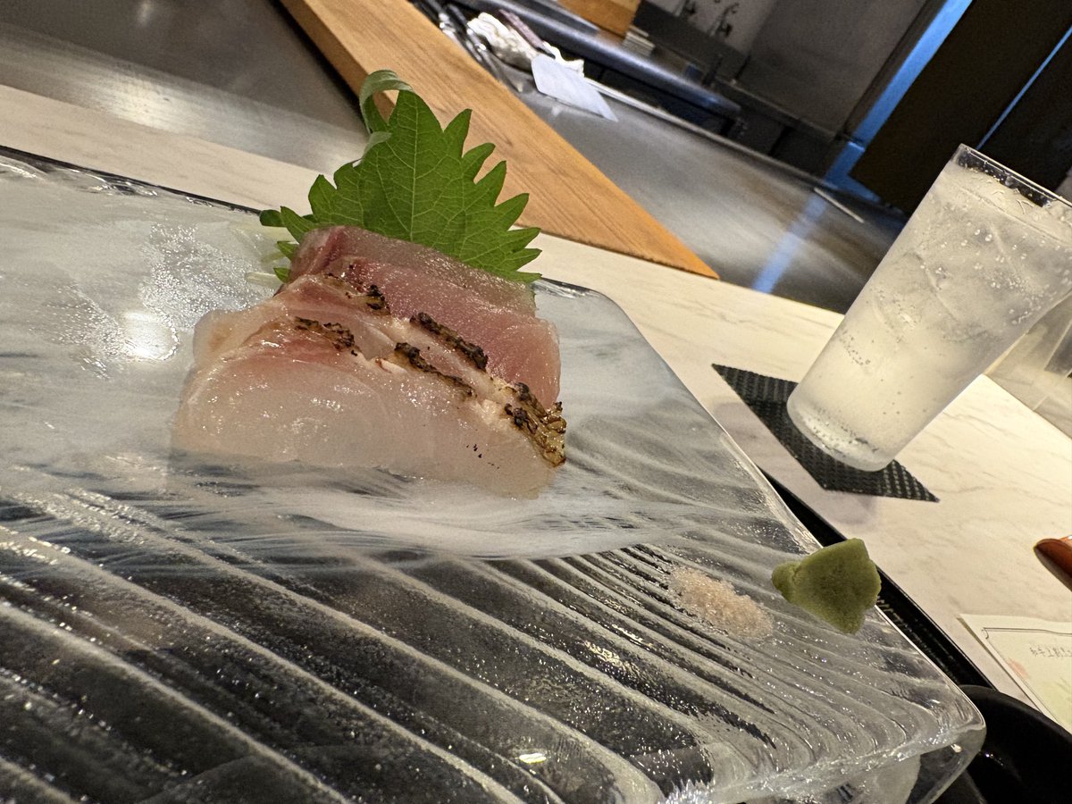 Summer_Refrain_'s tweet photo. 今日は相方が誕生日祝いってことで鉄板焼きのお店を予約してくれてました🥺🥺🥺
神戸牛のサーロインに鯛の刺身に鯛茶漬けなどなど…コース料理は何を食べても絶品で舌鼓を連打してしまいました😆
最後はサプライズでバースデープレートが🎂素敵な誕生日になりました🤗 https://t.co/6Jhu5J40vn