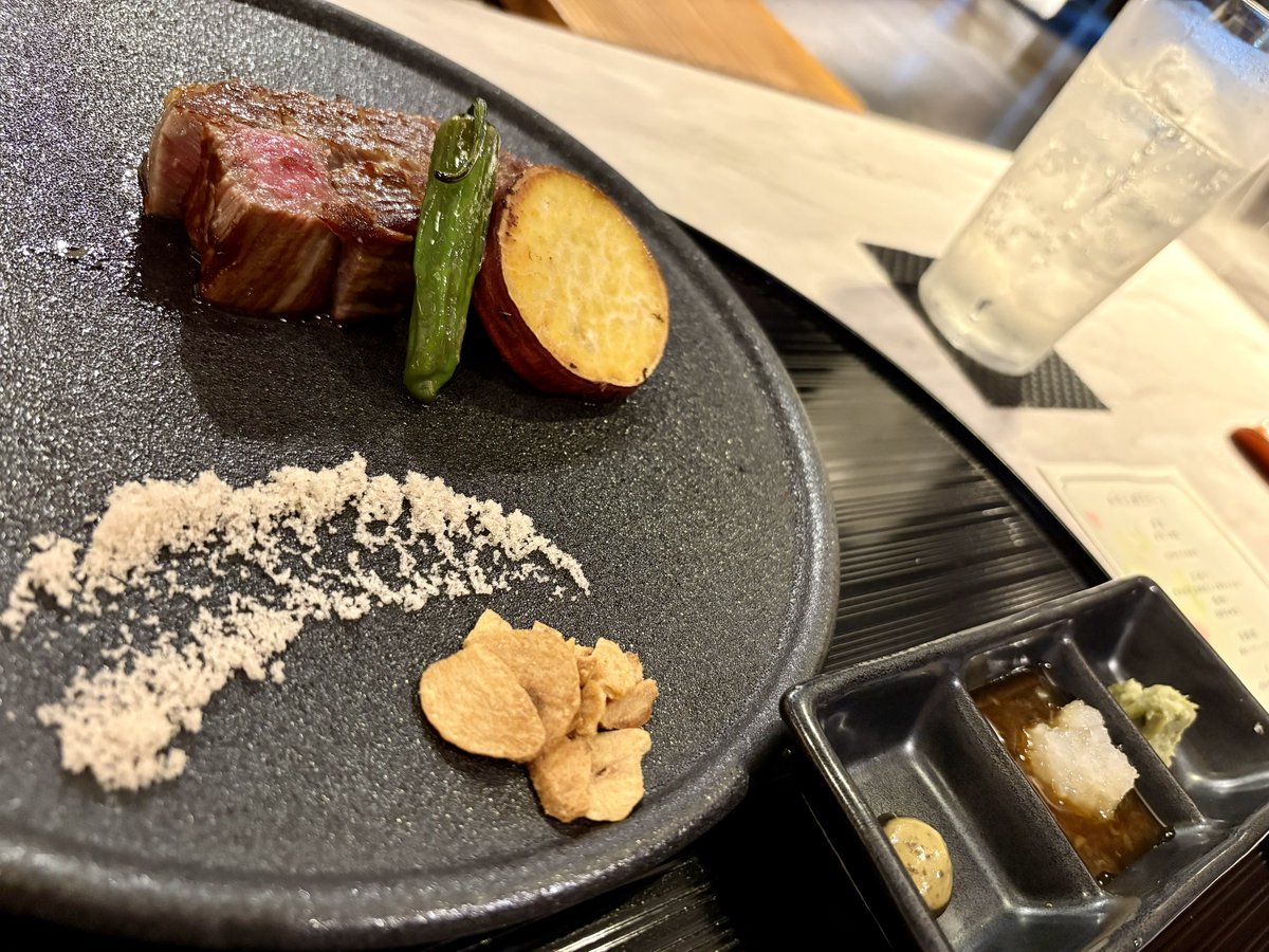 Summer_Refrain_'s tweet photo. 今日は相方が誕生日祝いってことで鉄板焼きのお店を予約してくれてました🥺🥺🥺
神戸牛のサーロインに鯛の刺身に鯛茶漬けなどなど…コース料理は何を食べても絶品で舌鼓を連打してしまいました😆
最後はサプライズでバースデープレートが🎂素敵な誕生日になりました🤗 https://t.co/6Jhu5J40vn