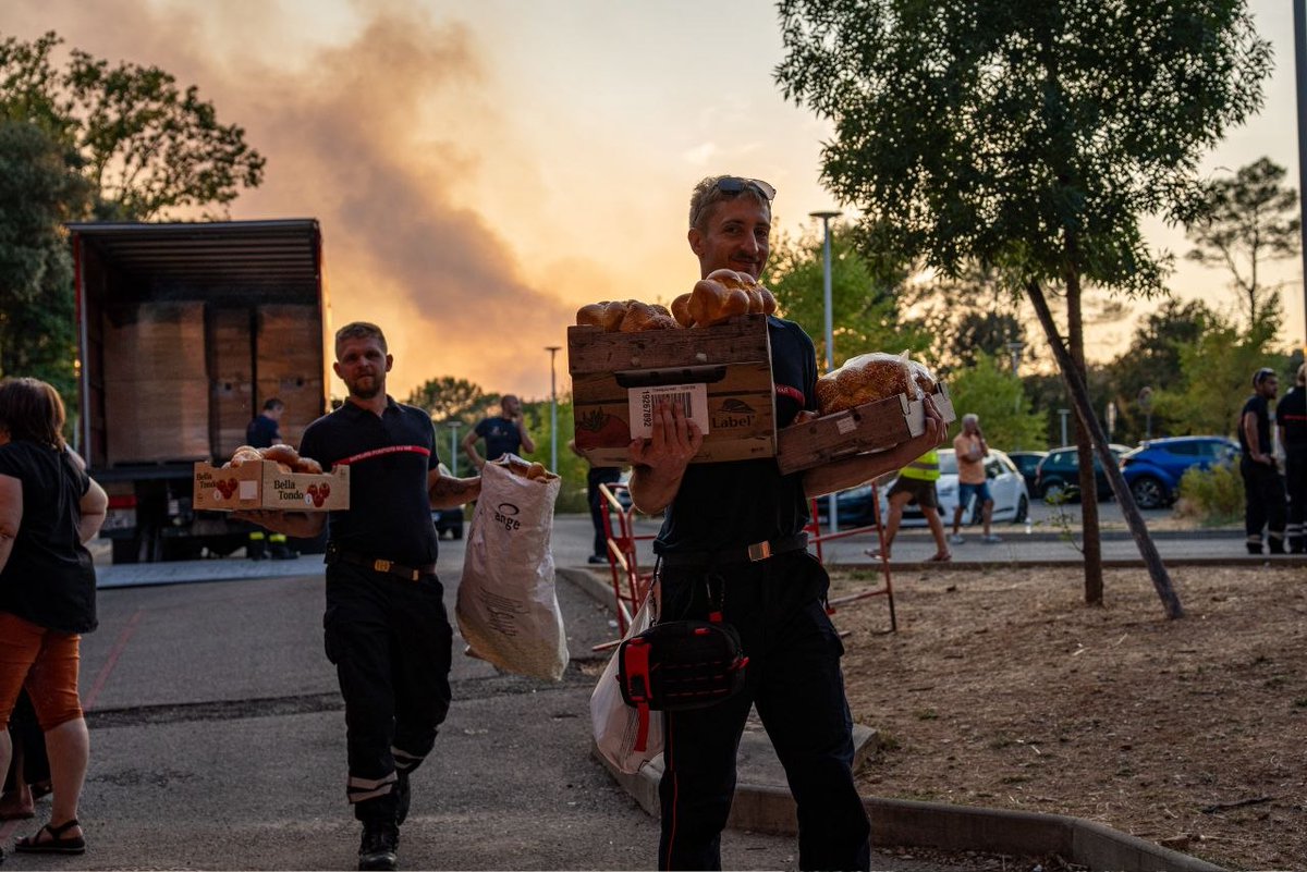 SecCivileFrance's tweet photo. 🔥🚁Face à ces incendies, la Sécurité civile mobilise l'ensemble de sa chaîne de lutte : sapeurs-pompiers, moyens nationaux, associations agréées de Sécurité civile, coordination nationale. Mais, au-delà de la lutte contre les flammes, un appui logistique stratégique a été déployé pour soutenir les populations et accompagner les sinistrés.

Ce matin, les Établissements de Soutien Opérationnel et Logistique (ESOL) ont livré ce matin des kits d’urgence. 📦