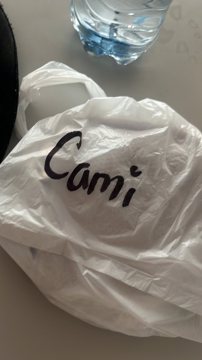 aidnalimaC's tweet photo. La señora que me vende las arepas le empezó a poner un corazoncito a la i después de volverme cliente frecuente, son bobadas que me parecen lindas 😭 https://t.co/iFsGGaD67C
