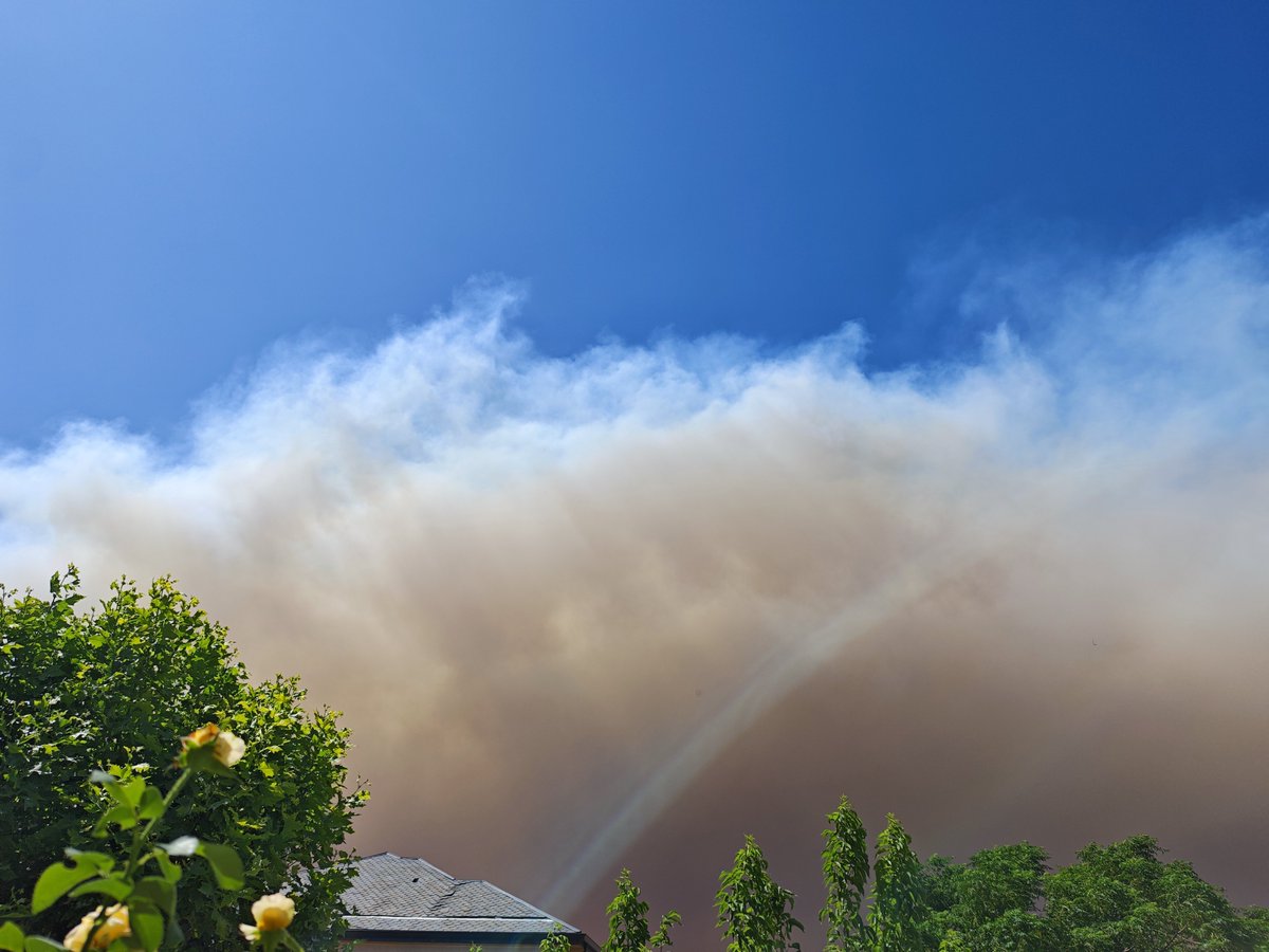 Acronica5's tweet photo. Mi municipio está siendo base para la UME, el fuego está cerca. Estamos acogiendo evacuados de pueblos aledaños y haciendo la maleta por si somos los siguientes. Si vuelvo a ver HOY un tuit de políticos/periodistas sacando tajada o burlándose, arr4nco cabezas https://t.co/8bSBeaMjyd